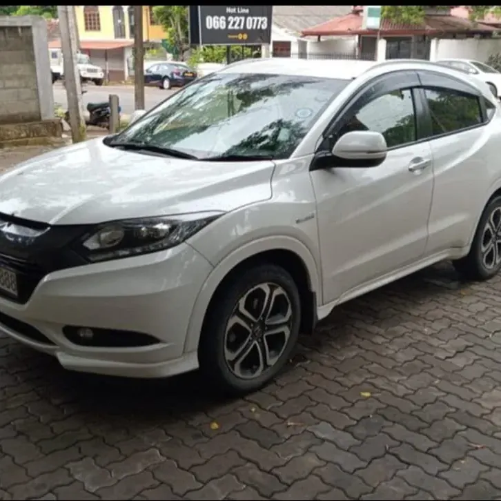 Honda Vezel — front and side of the suv