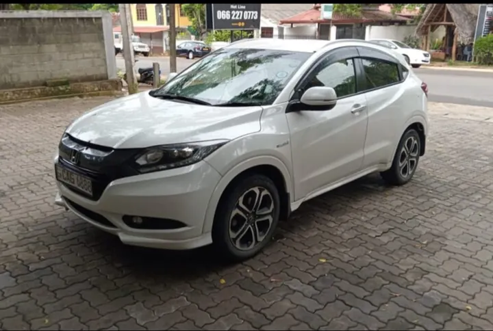 Honda Vezel — front and side of the suv