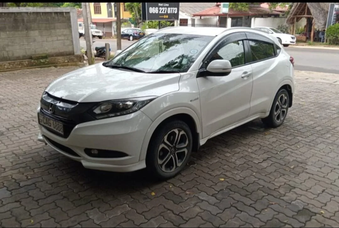 Honda Vezel — front and side of the suv