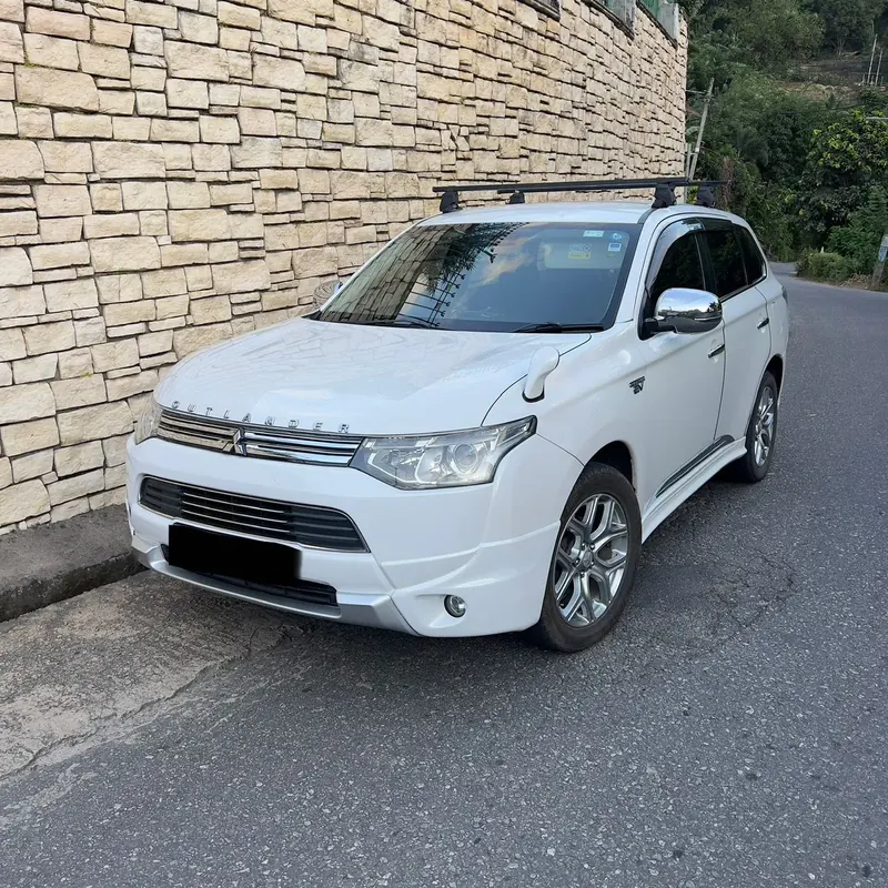 Mitsubishi Outlander — front and side of the suv