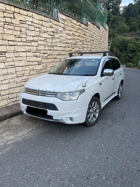 Mitsubishi Outlander — front and side of the suv