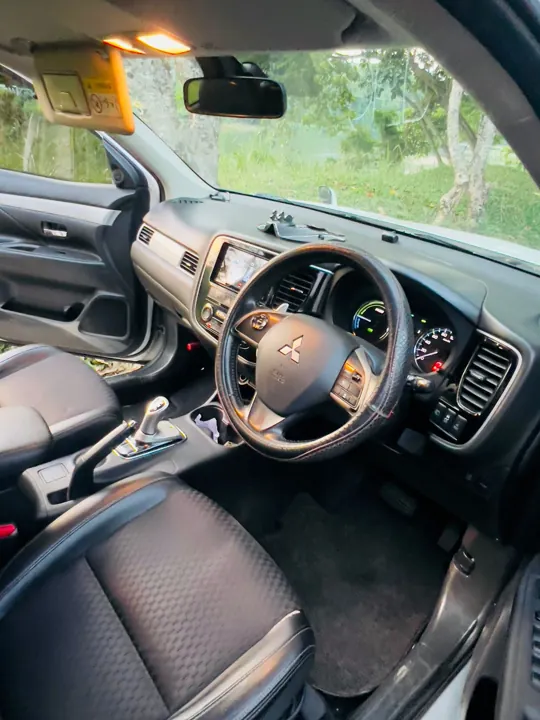 Mitsubishi Outlander — front cabin