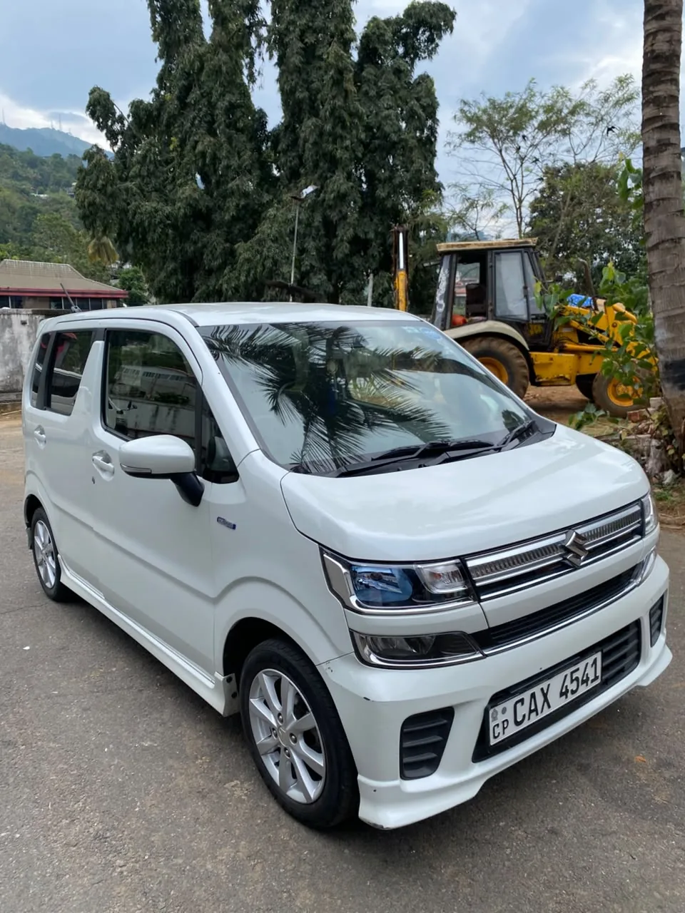 Suzuki Wagon R — white car, front and side