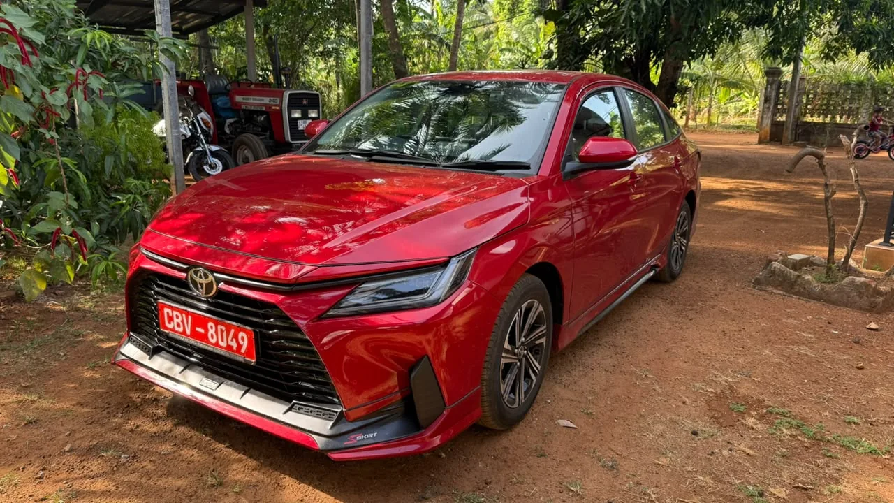 Toyota Ativ — red car, front and side
