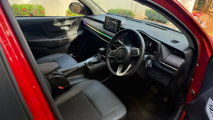 Toyota Ativ — front cabin